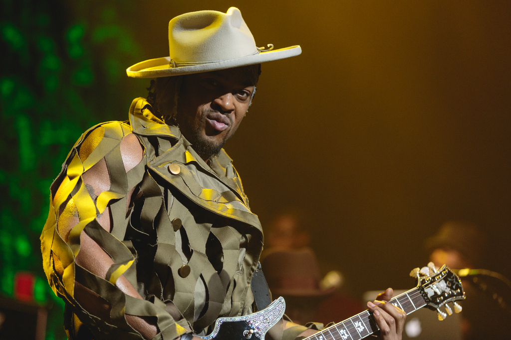 A photo of D'Angelo at Club Nokia on 6/8/2015