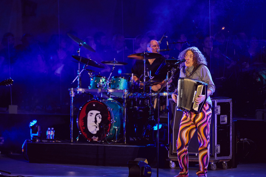 A photo of Weird Al Yankovic at The Hollywood Bowl on 6/22/2016